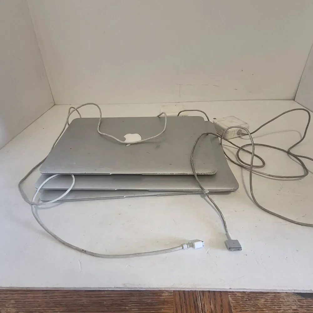 lot of 3 apple macbook air (Models: A1466, A1369, A1465)